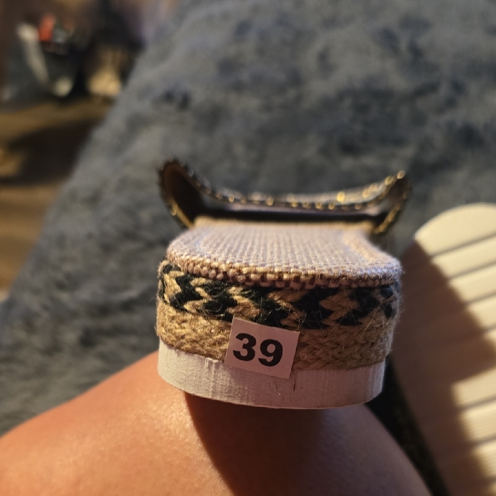 Stylish Woven Platform Sandals - Picture 3 of 3